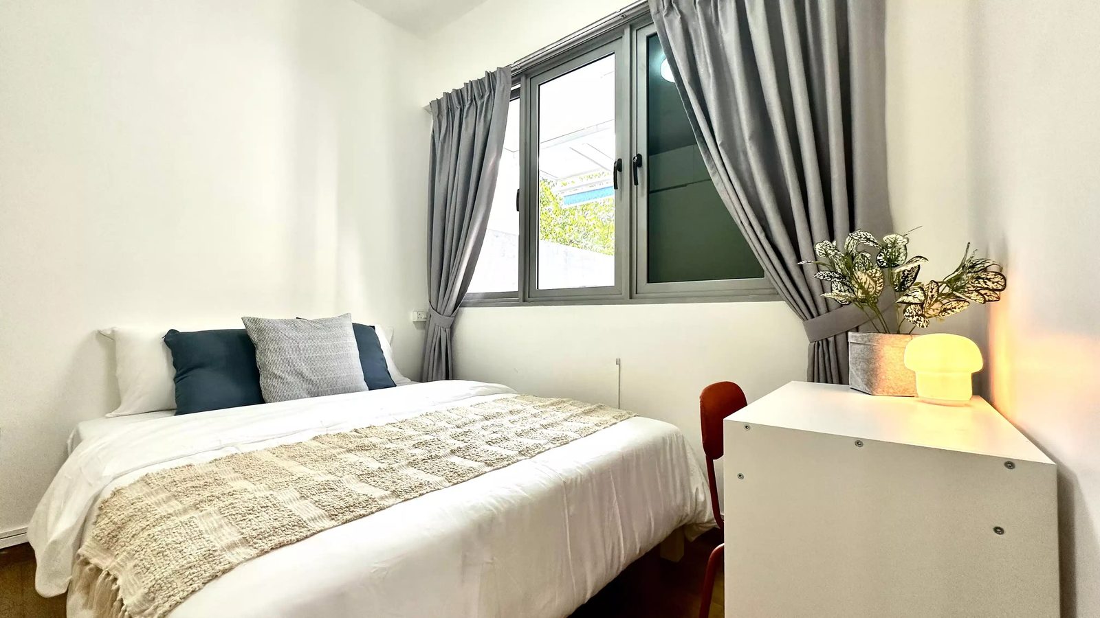 Room in a 1 Bedroom Apartment, 26 Newton Road