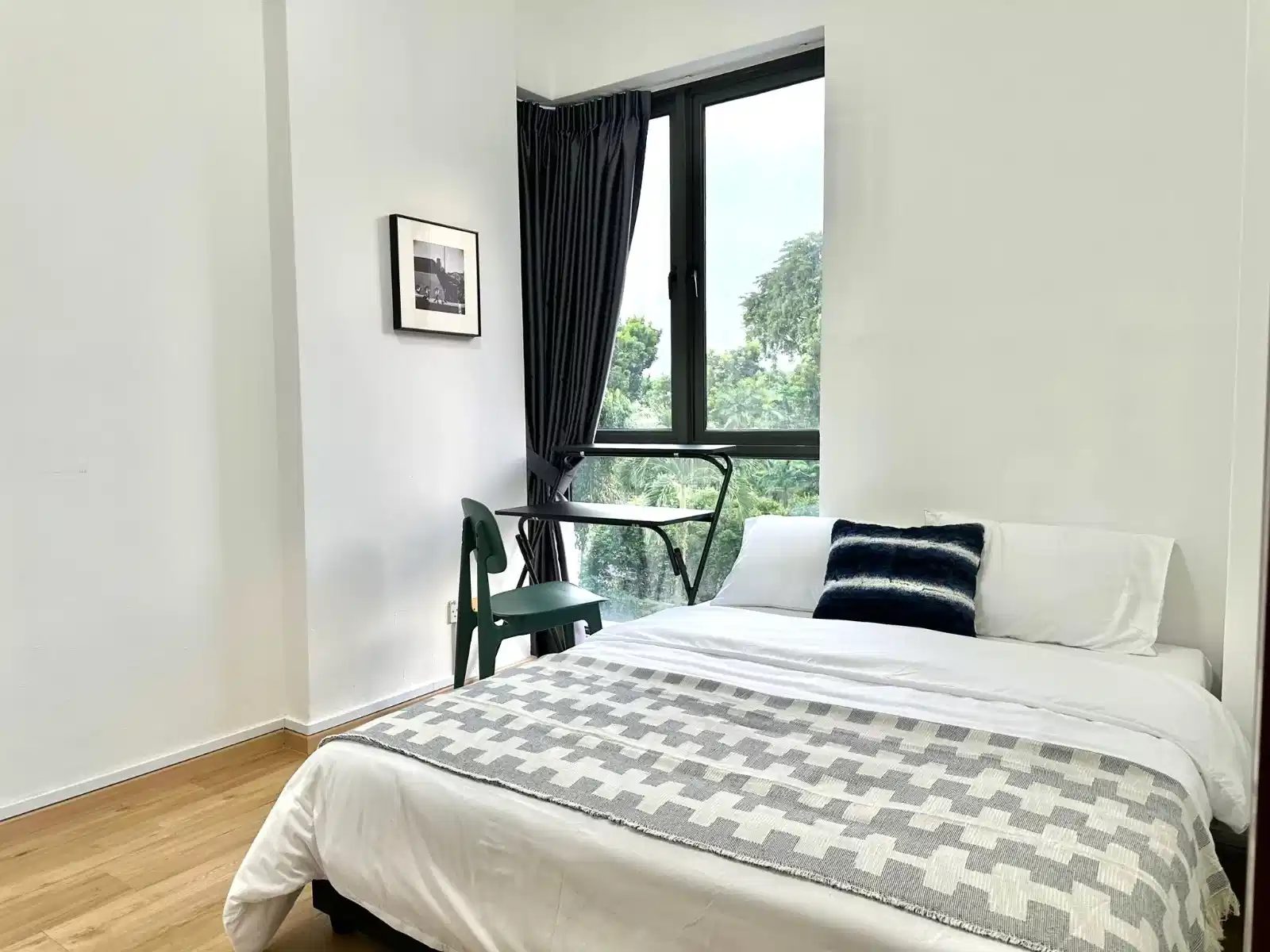 Room in a 2 Bedroom Apartment, 455 Bukit Timah Road