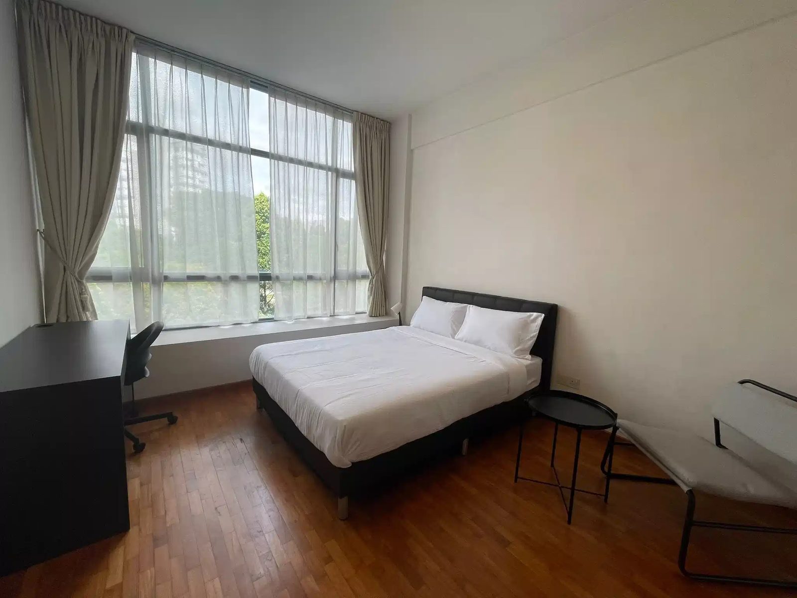 Room in a 3 Bedroom Apartment, 221 Queensway